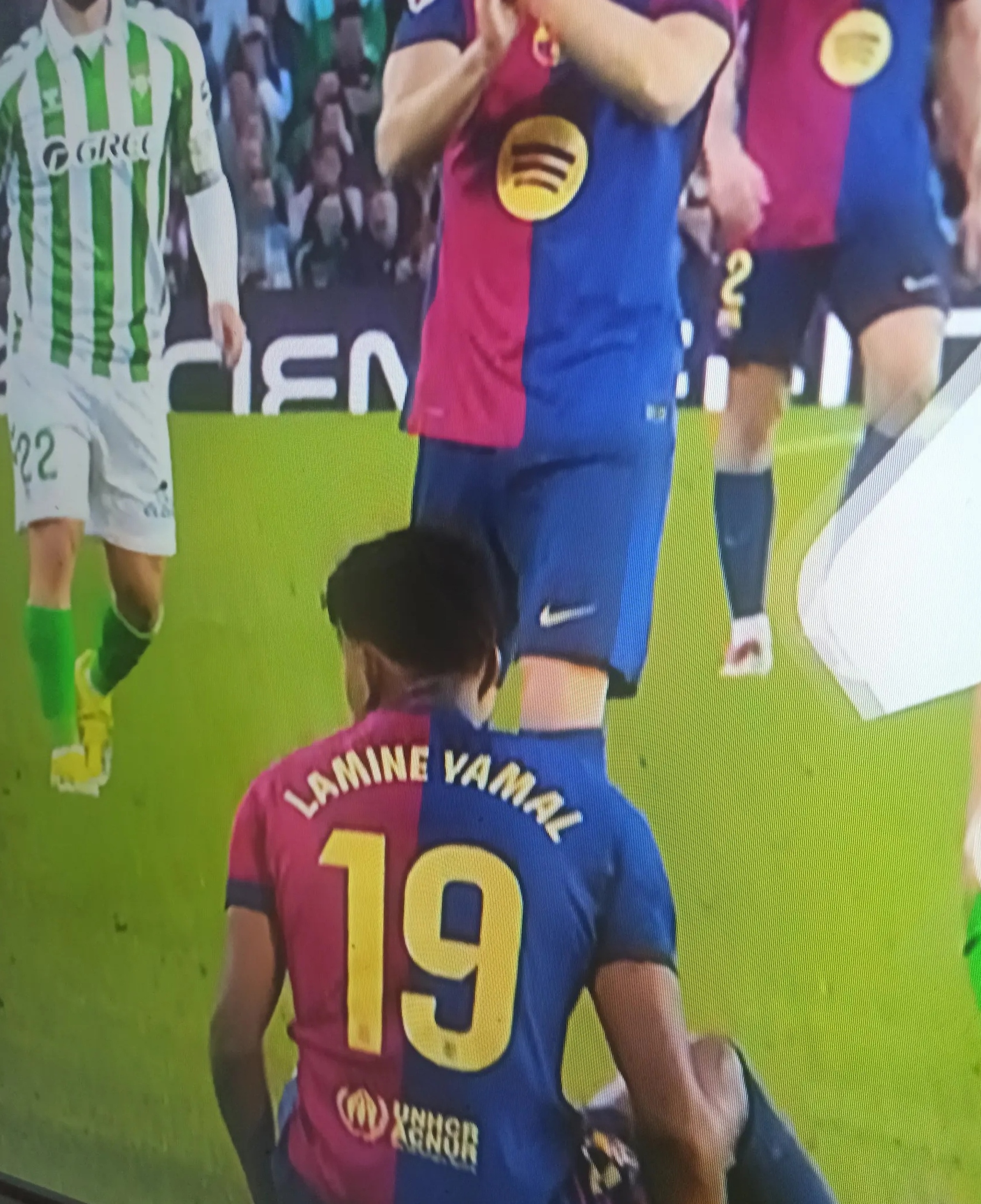 乐鱼体育视频-欧冠半决赛中卫球员受伤，对球队影响巨大