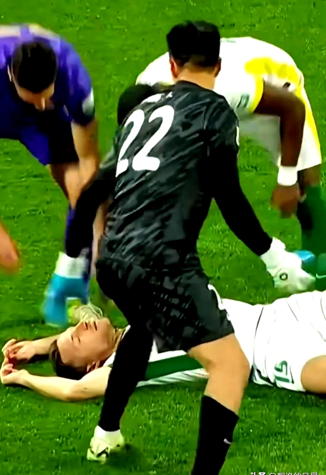 欧冠半决赛中卫球员受伤，对球队影响巨大