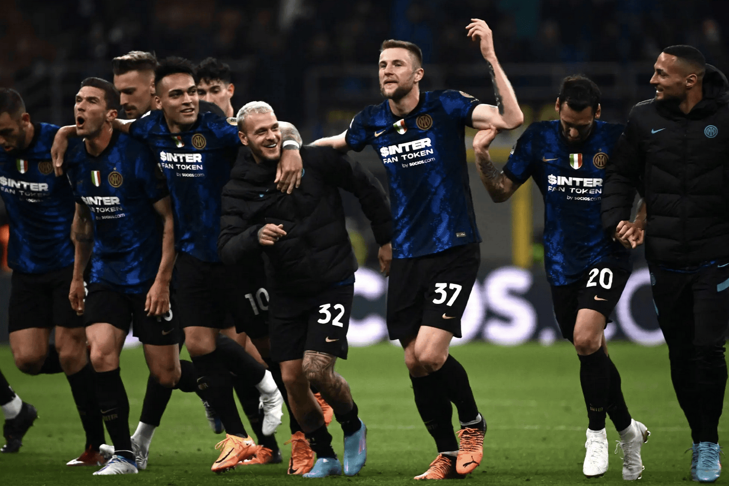 包含热辣挑战：尤文图斯、国际米兰决斗激烈的词条