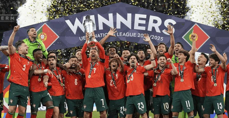 国家队球员在比赛中全力以赴，获得胜利