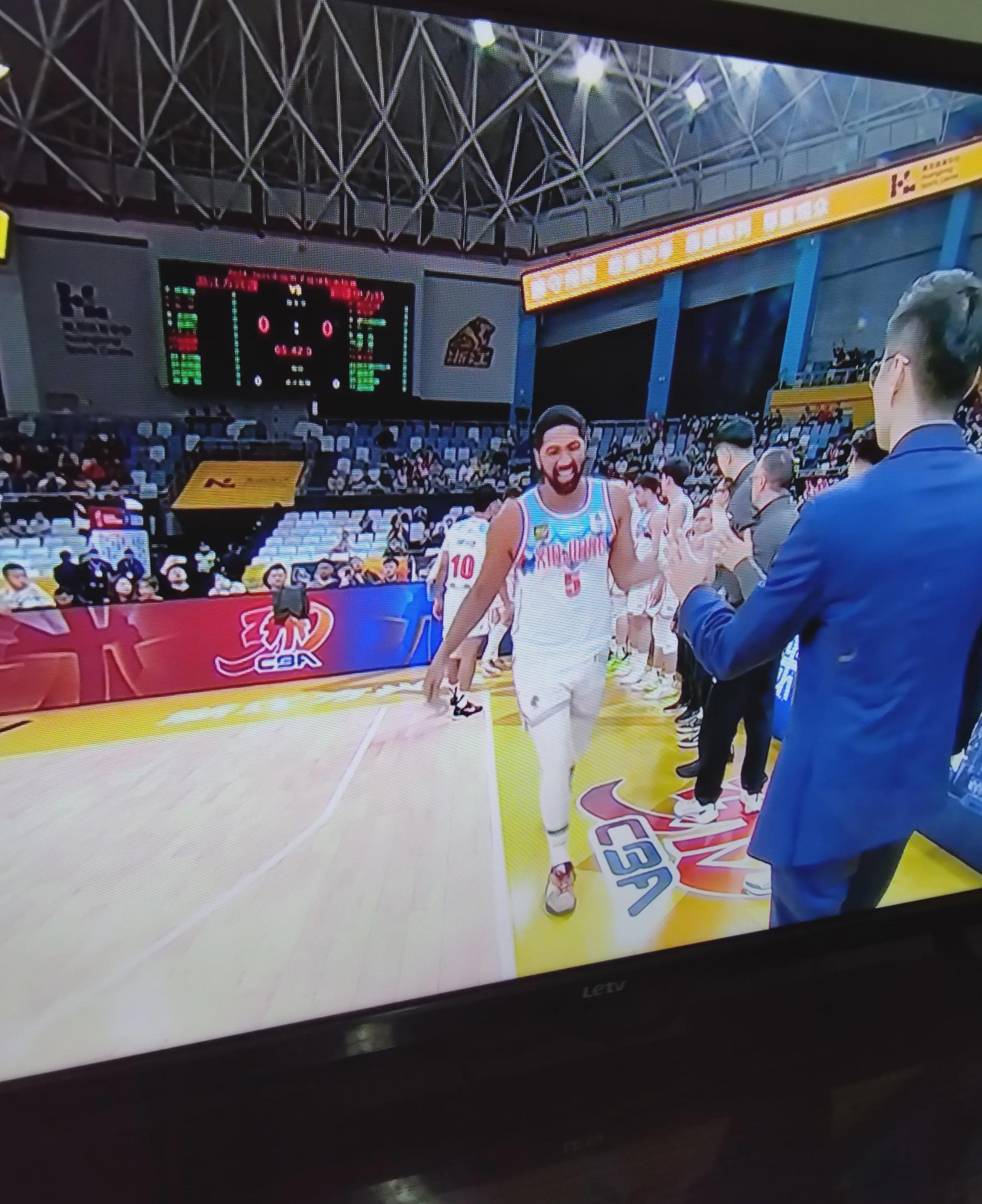 新疆男篮客场惨败，状态低迷的简单介绍