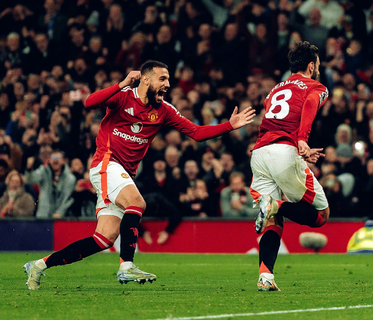 乐鱼体育链接-曼联客场惨败，吃尽苦头，迎接挑战