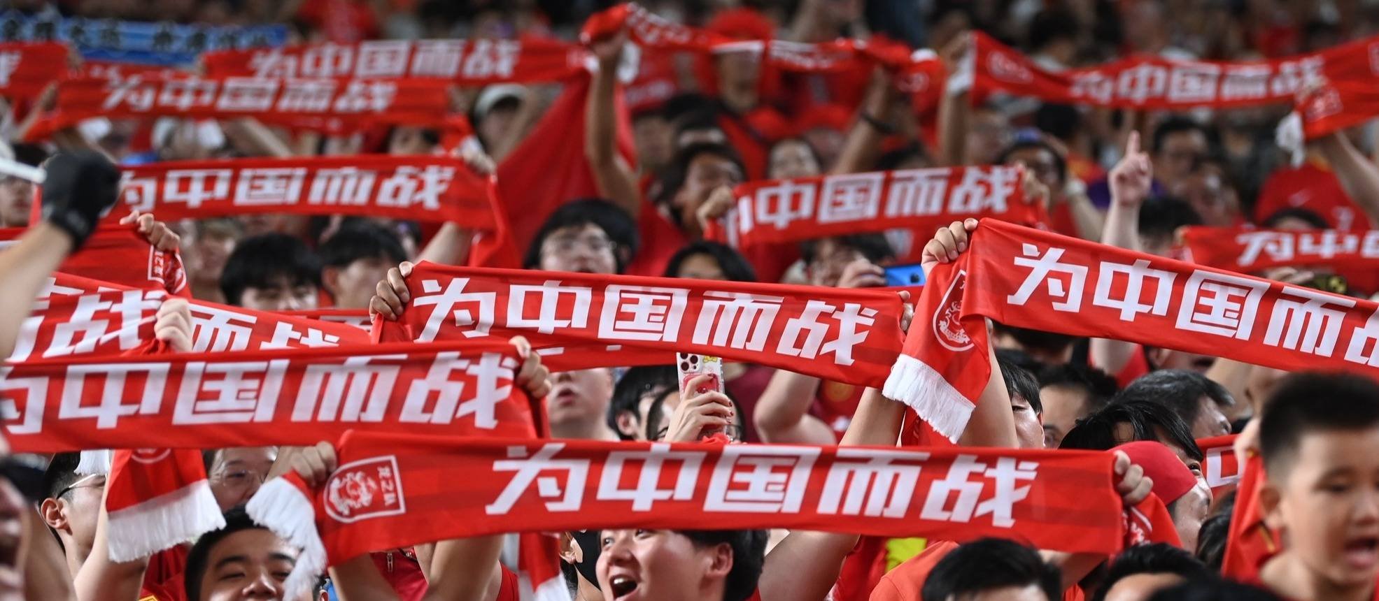 包含足球职业联赛上演激烈对抗，赛况扣人心弦的词条