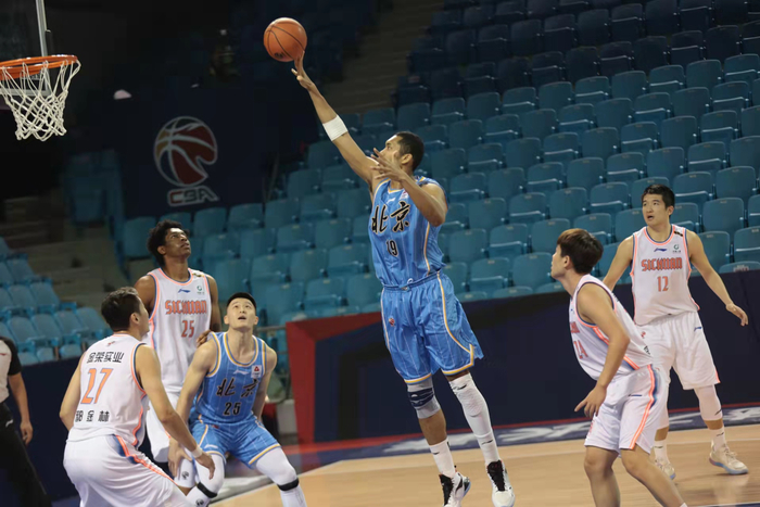 精妙传球击败对手，奠定胜局