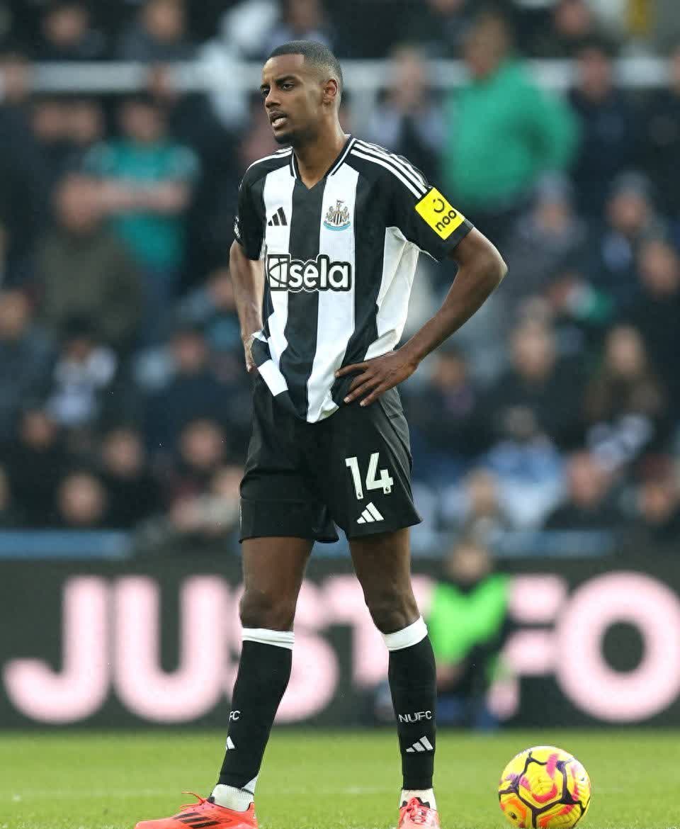 包含伯恩茅斯客场失利,结束两连胜的词条