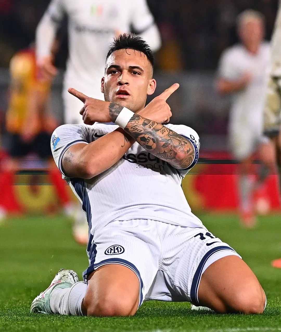 包含劳塔罗代表国家队出征比赛，首秀表现令人期待的词条