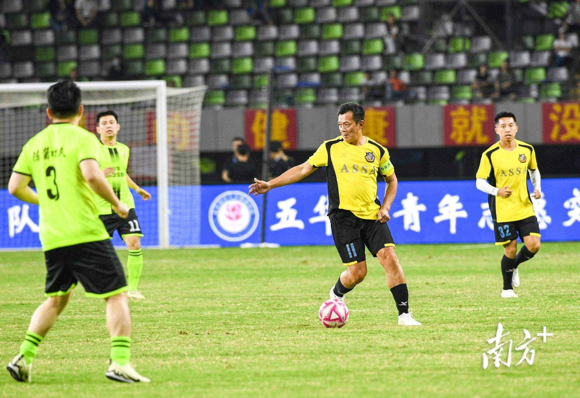 足球赛场上硝烟弥漫，强队争斗不止