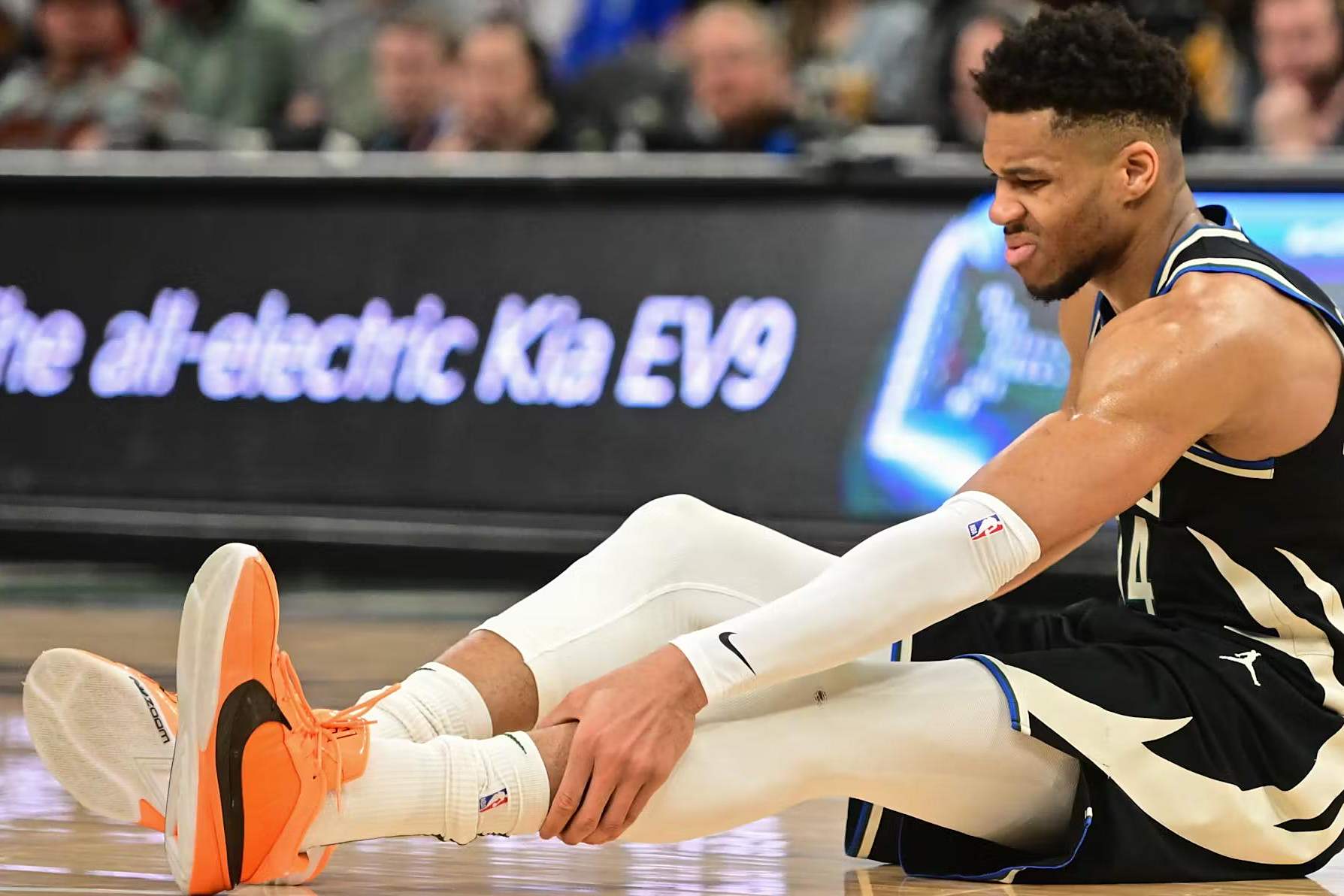 NBA季后赛首轮落幕，新冠疫情仍然是多方关注焦点的简单介绍