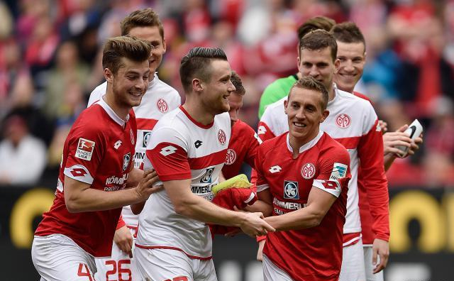 包含沃尔夫斯堡轻松击败沙尔克04，完胜对手取得重要胜利的词条