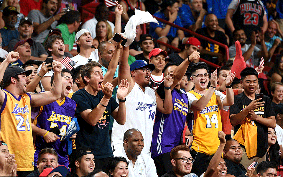 包含球员们在场上秀出绝技，球迷尖叫不断的词条