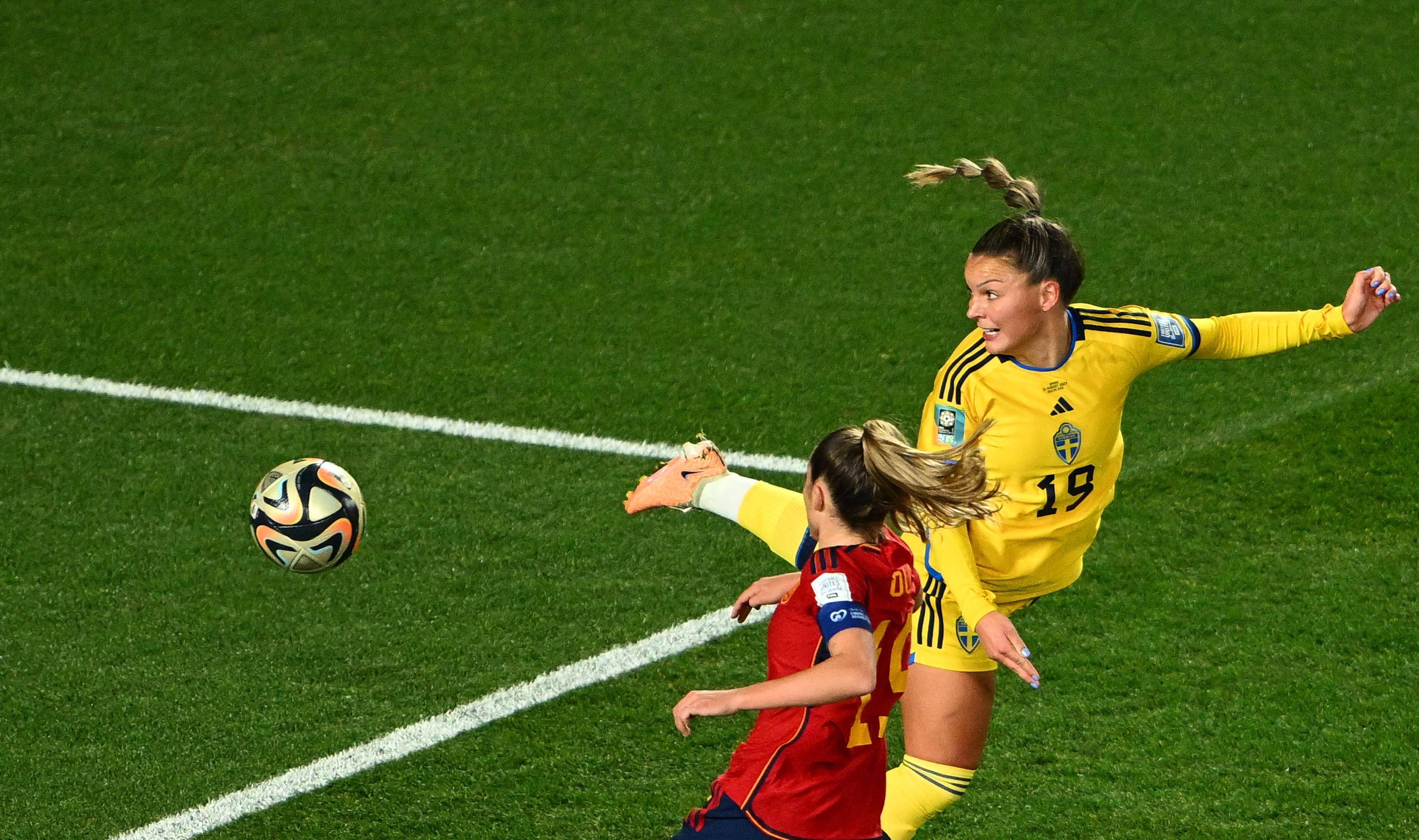 女足球员在比赛中表现出色，获得胜利